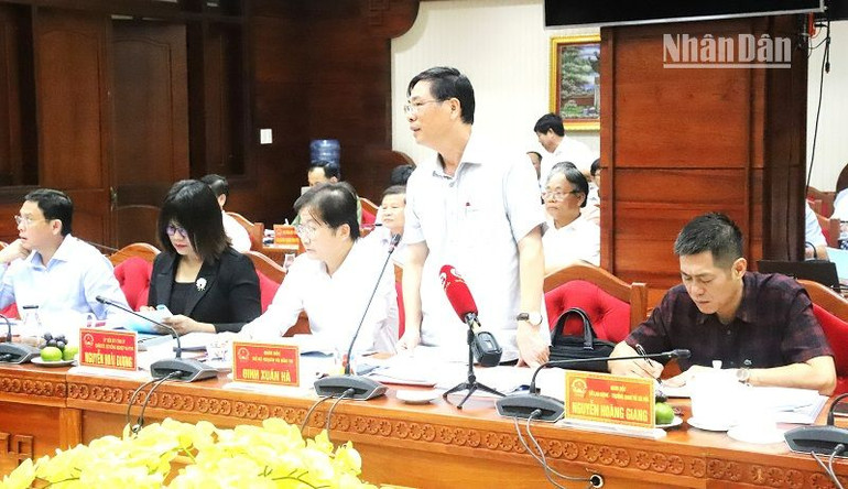 Đại biểu các sở, ngành của tỉnh Đắk Lắk trao đổi, giải trình các nội dung theo yêu cầu của đoàn giám sát tại buổi làm việc.