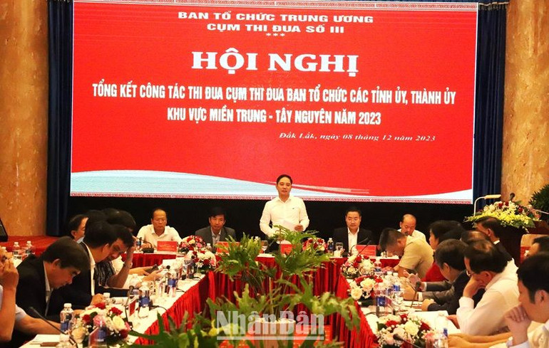 Đại diện Ban Tổ chức Trung ương phát biểu trao đổi tại hội nghị.