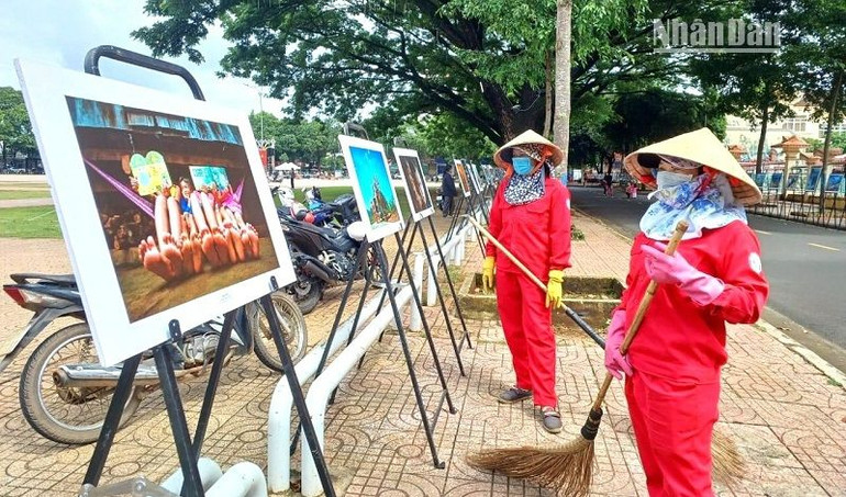 Các chị lao công cũng tranh thủ xem, thưởng lãm các tranh, ảnh nghệ thuật về vùng đất Tây Nguyên, văn hóa các dân tộc thiểu số Tây Nguyên chào mừng Quốc khánh 2/9.