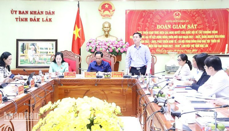 Bí thư Tỉnh ủy Đắk Lắk Nguyễn Đình Trung trao đổi tại buổi làm việc.