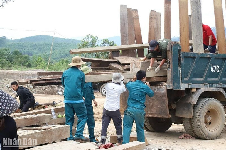 Nhà cửa của người dân phải di dời với số lượng lớn nên phải nhờ sự hỗ trợ của cán bộ, đảng viên và các lực lượng chức năng của tỉnh Đắk Lắk và huyện M’Đrắk. Nhà cửa của người dân phải di dời với số lượng lớn nên phải nhờ sự hỗ trợ của cán bộ, đảng viên và các lực lượng chức năng của tỉnh Đắk Lắk và huyện M’Đrắk.