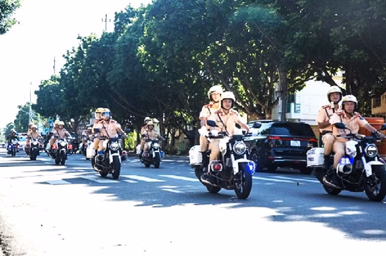 Ngay sau lễ ra quân, lực lượng Cảnh sát giao thông, Công an tỉnh Đắk Lắk tiến hành tuần tra, kiểm soát ở các khu vực trọng điểm của thành phố Buôn Ma Thuột.