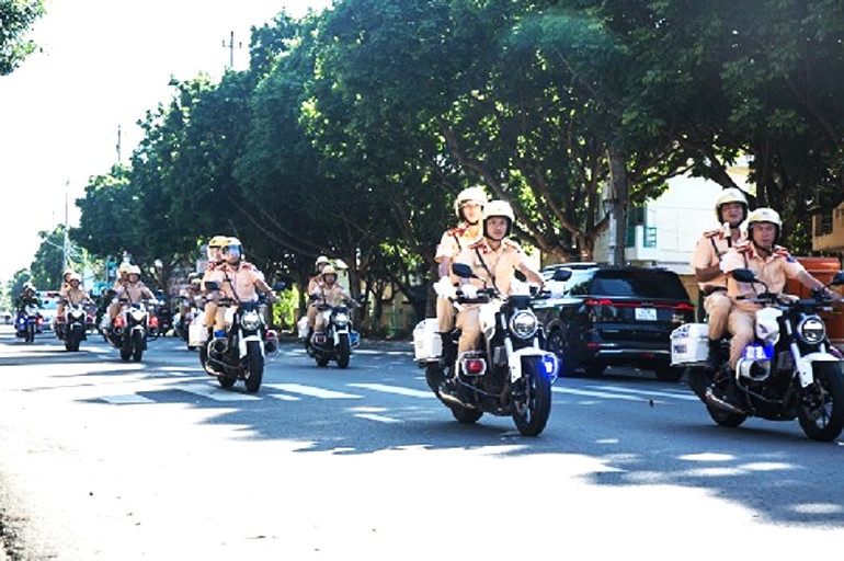 Ngay sau lễ ra quân, lực lượng Cảnh sát giao thông, Công an tỉnh Đắk Lắk tiến hành tuần tra, kiểm soát ở các khu vực trọng điểm của thành phố Buôn Ma Thuột.