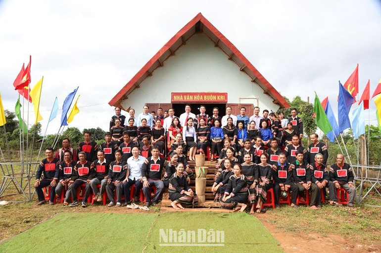 Các đại biểu và bà con buôn Kri trong Ngày hội đại đoàn kết toàn dân tộc năm 2023.