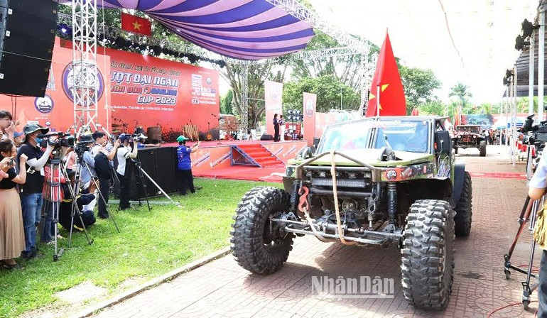 Xe đua của các đội đua diễu hành qua khán đài tiến ra trường đua.