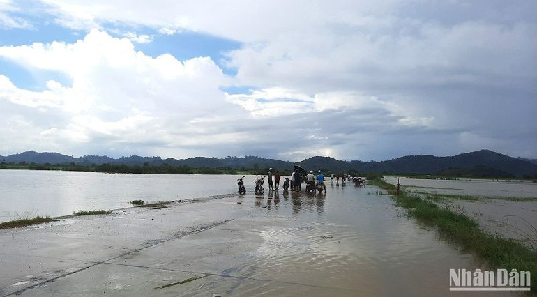 Một số tuyến đường giao thông nông thôn ở huyện Lắk bị ngập lụt.