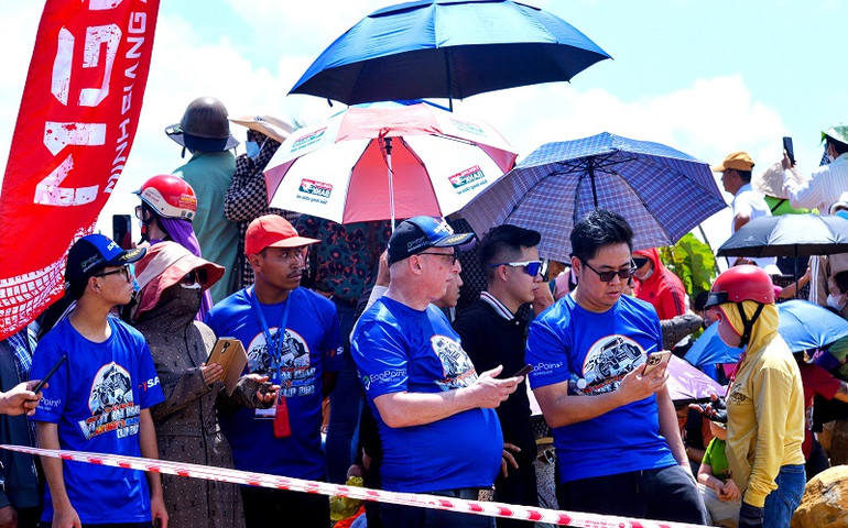 Du khách nước ngoài đến xem và cổ vũ cho Giải đua xe ô-tô địa hình “Thử thách vượt đại ngàn Buôn Đôn 2023”.