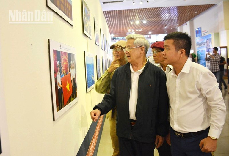 Người dân thành phố Buôn Ma Thuột tham quan triển lãm. Người dân thành phố Buôn Ma Thuột tham quan triển lãm.