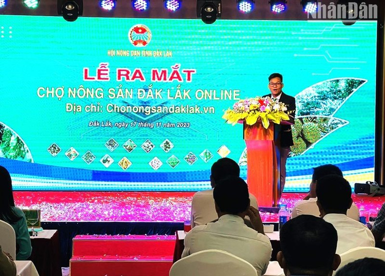 Anh Y Pốt Niê, Giám đốc Công ty trách nhiệm hữu hạn Ê đê cà-phê bày tỏ niềm vui mừng khi Hội Nông dân tỉnh cho ra mắt Chợ nông sản Đắk Lắk online.