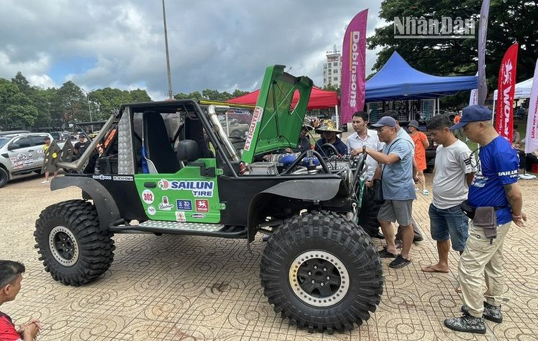 Các đội xe kiểm tra xe trước khi chính thức tham gia cuộc đua. Các đội xe kiểm tra xe trước khi chính thức tham gia cuộc đua.