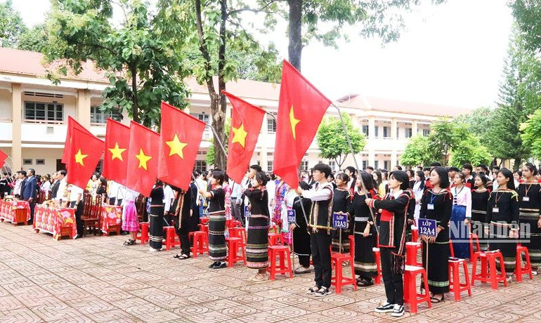 Học sinh Trường Trung học phổ thông dân tộc nội trú Nơ Trang Lơng, tỉnh Đắk Lắk trong lễ khai giảng năm học mới 2023-2024.