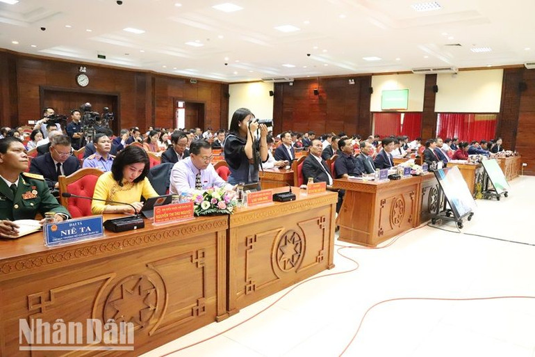 Các đại biểu dự kỳ họp.