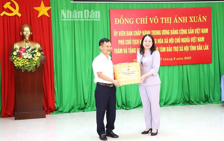 Phó Chủ tịch nước Võ Thị Ánh Xuân tặng quà cho Trung tâm Bảo trợ xã hội tỉnh Đắk Lắk.