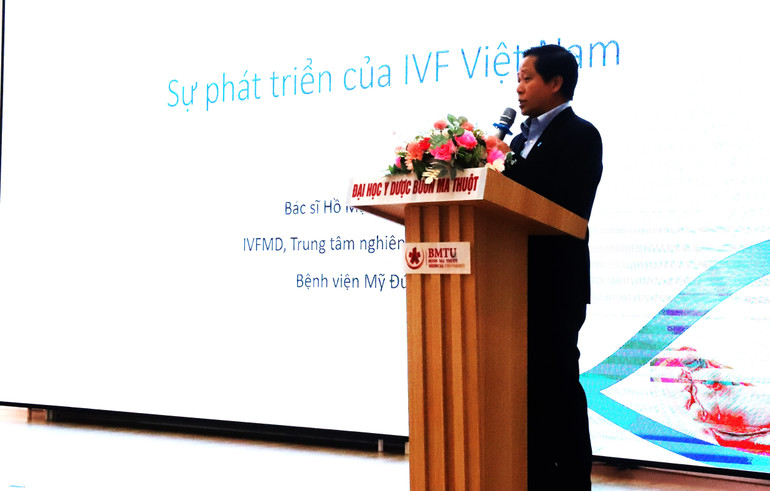 Thạc sĩ, bác sĩ Hồ Mạnh Tường chia sẻ niềm vui khi chuyển giao thành công ứng dụng phương pháp thụ tinh nhân tạo cho Bệnh viện Đại học Y dược Buôn Ma Thuột.