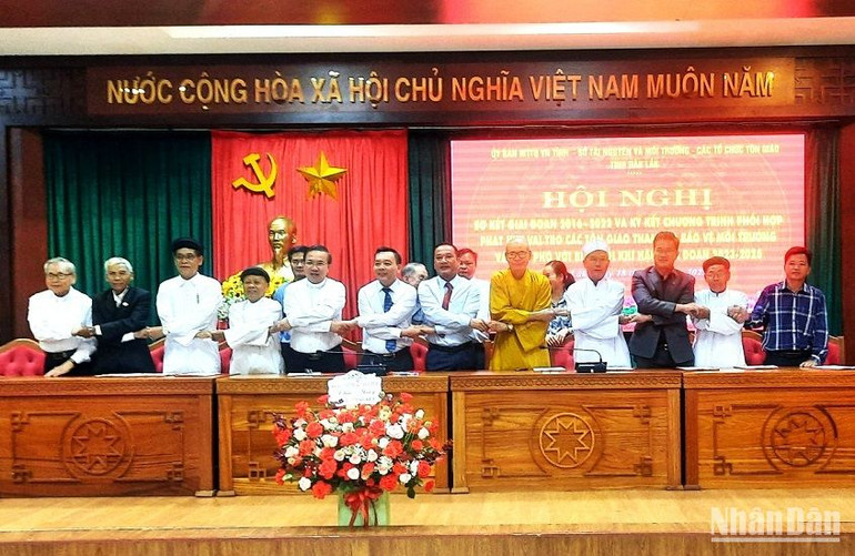 Lãnh đạo Ủy ban Mặt trận Tổ quốc Việt Nam tỉnh Đắk Lắk và đại diện các cơ sở tôn giáo biểu thị quyết tâm, đồng thuận bảo vệ môi trường.