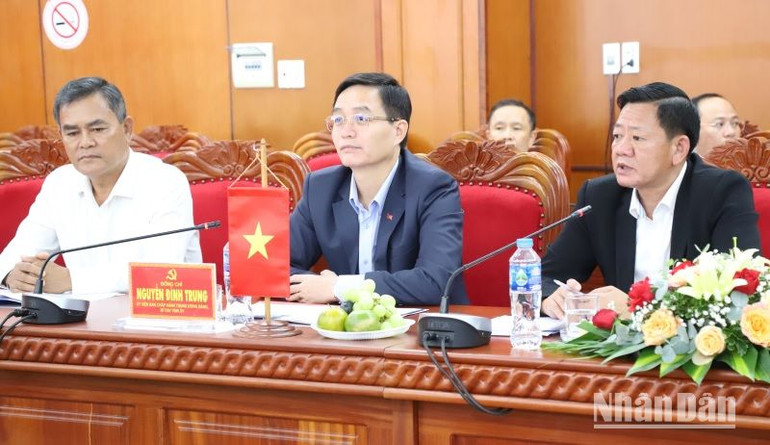 Đồng chí Nguyễn Đình Trung, Ủy viên Trung ương Đảng, Bí thư Tỉnh ủy Đắk Lắk (giữa) dự hội nghị. Đồng chí Nguyễn Đình Trung, Ủy viên Trung ương Đảng, Bí thư Tỉnh ủy Đắk Lắk (giữa) dự hội nghị.