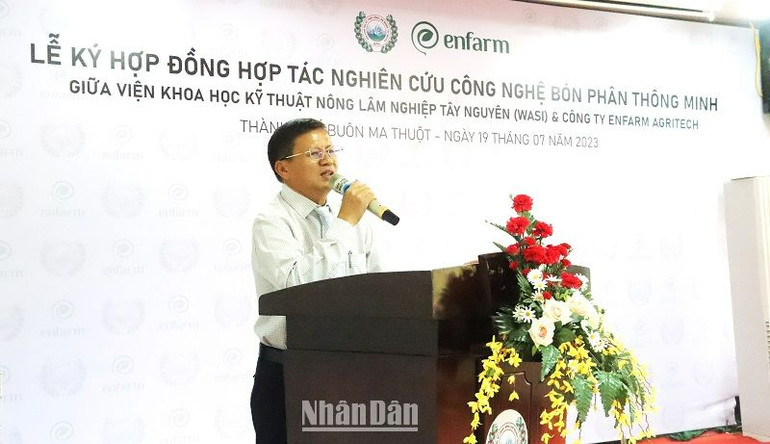 Tiến sĩ Trần Vinh, Quyền Viện trưởng Viện Khoa học kỹ thuật Nông-Lâm nghiệp Tây Nguyên phát biểu tại lễ ký kết hợp tác. Tiến sĩ Trần Vinh, Quyền Viện trưởng Viện Khoa học kỹ thuật Nông-Lâm nghiệp Tây Nguyên phát biểu tại lễ ký kết hợp tác.