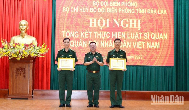 Lãnh đạo Bộ Chỉ huy Bộ đội Biên phòng tỉnh Đắk Lắk khen thưởng cho tập thể và cá nhân có thành tích trong thực hiện Luật Sĩ quan Quân đội nhân dân Việt Nam.