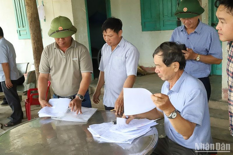 Các ngành chức năng hỗ trợ tiền cho người dân di chuyển nhà ở đến khu tái định cư. Các ngành chức năng hỗ trợ tiền cho người dân di chuyển nhà ở đến khu tái định cư.