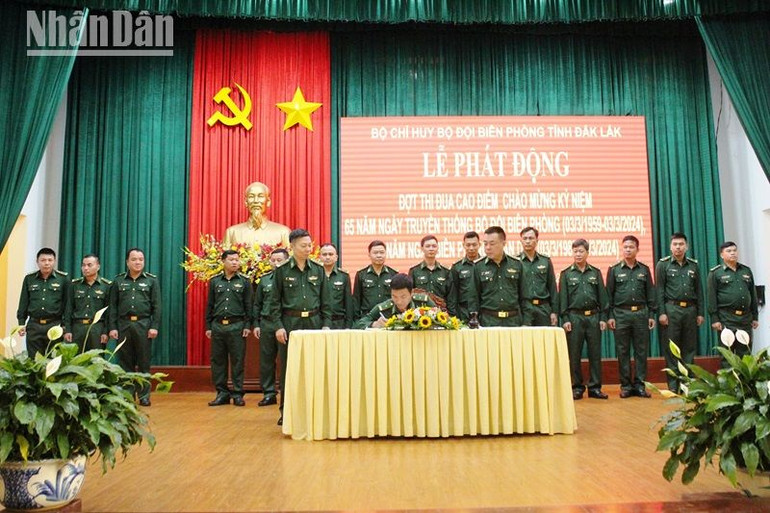 Đại diện các cơ quan, đơn vị thuộc Bộ đội Biên phòng tỉnh Đắk Lắk ký kết thi đua cao điểm chào mừng kỷ niệm 65 năm Ngày truyền thống Bộ đội Biên phòng và kỷ niệm 35 năm“Ngày Biên phòng toàn dân”.