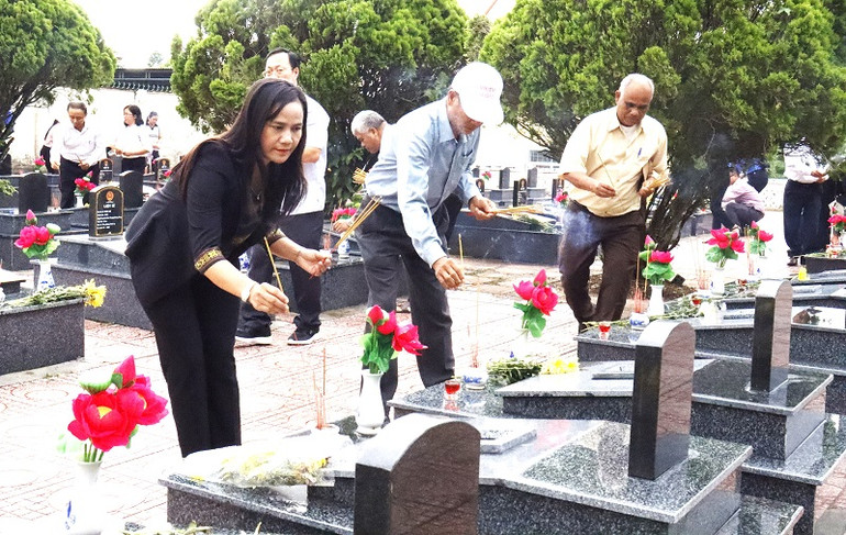 Các đại biểu thắp hương tại các phần mộ liệt sĩ tại Nghĩa trang Liệt sĩ huyện Krông Bông.