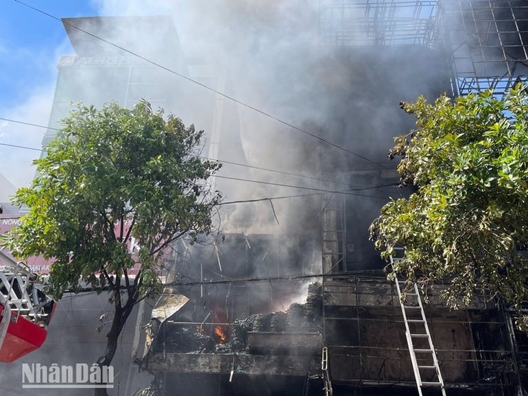 Đám cháy bao trùm cả 3 ngôi nhà số 229, 2231 và 233 Lê Hồng Phong, phường Thống Nhất, thành phố Buôn Ma Thuột.