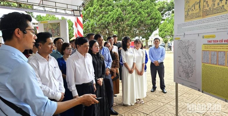 Các đại biểu tham quan triển lãm.