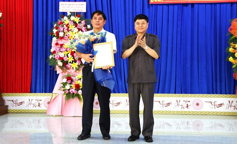 Phó Bí thư Thường trực Tỉnh ủy Đắk Lắk Phạm Minh Tấn trao quyết định của Ban Thường vụ Tỉnh ủy điều động và chỉ định đồng chí Trần Đình Nhuận, Giám đốc Sở Tài nguyên và Môi trường tham gia Ban Chấp hành Đảng bộ huyện, Ban Thường vụ Huyện ủy và giữ chức vụ Bí thư Huyện ủy Cư M’gar, nhiệm kỳ 2020-2025.