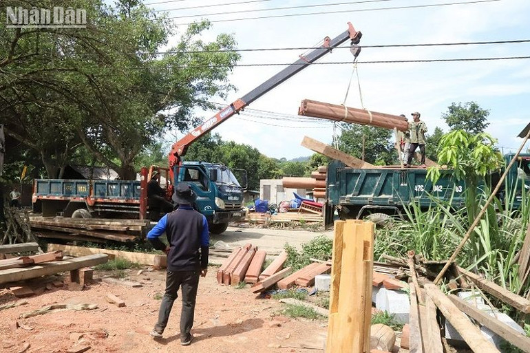 Các phương tiện cơ giới phục vụ vận chuyển di dời nhà cửa của người dân đều được tỉnh Đắk Lắk và huyện M’Đrắk hỗ trợ. Các phương tiện cơ giới phục vụ vận chuyển di dời nhà cửa của người dân đều được tỉnh Đắk Lắk và huyện M’Đrắk hỗ trợ.