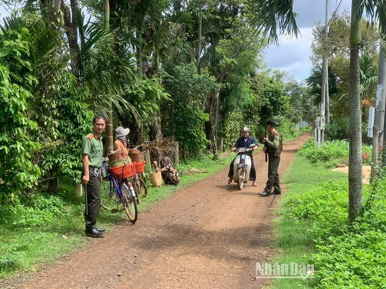 Trên nhiều tuyến đường liên thôn, buôn, lực lượng chức năng vẫn tuần tra, chốt chặn để truy bắt các đối tượng đang lẩn trốn.