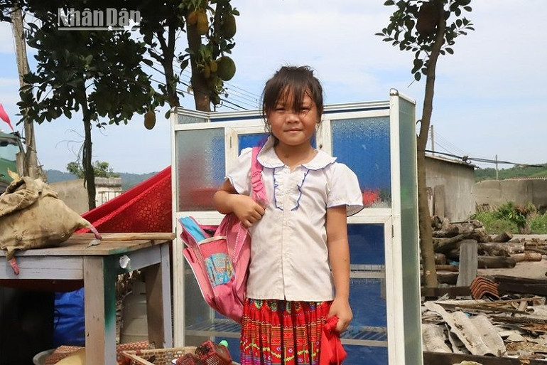 Một em nhỏ ở thôn 11, xã Cư San sẵn sàng theo cha mẹ di dời lên khu tái định cư, bàn giao mặt bằng cho dự án. Một em nhỏ ở thôn 11, xã Cư San sẵn sàng theo cha mẹ di dời lên khu tái định cư, bàn giao mặt bằng cho dự án.