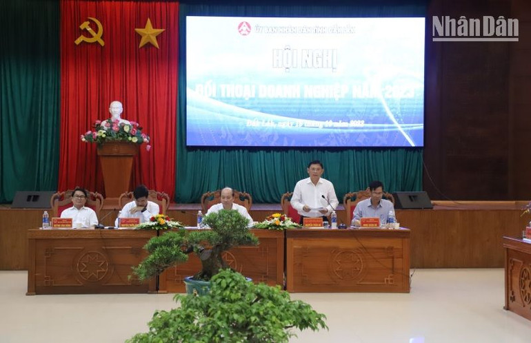 Phó chủ tịch Thường trực Ủy ban nhân dân tỉnh Đắk Lắk Nguyễn Tuấn Hà giải đáp các thắc mắc của các doanh nghiệp.