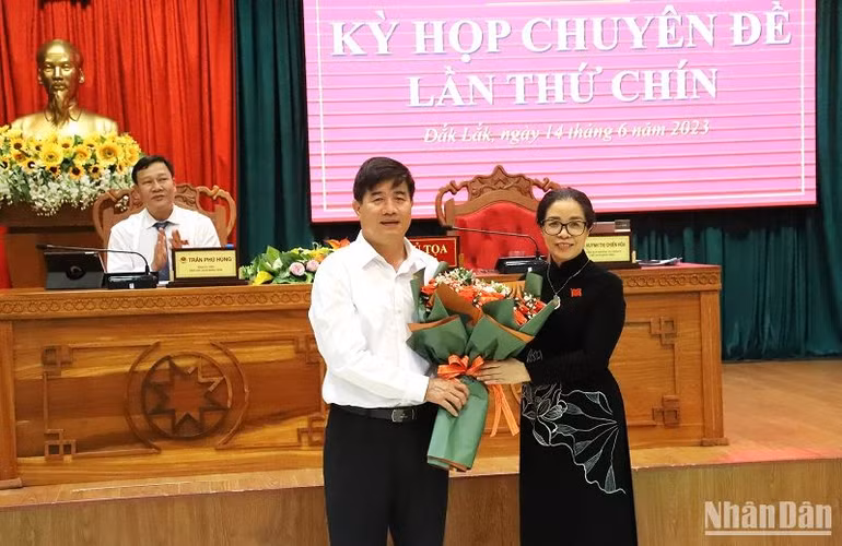 Chủ tịch Hội đồng nhân dân tỉnh Đắk Lắk Huỳnh Thị Chiến Hòa tặng hoa chúc mừng tân Phó Chủ tịch Ủy ban nhân dân tỉnh Nguyễn Thiên Văn. Chủ tịch Hội đồng nhân dân tỉnh Đắk Lắk Huỳnh Thị Chiến Hòa tặng hoa chúc mừng tân Phó Chủ tịch Ủy ban nhân dân tỉnh Nguyễn Thiên Văn.