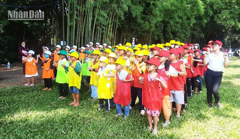 Các cháu mồ côi vui chơi trong ngày hội.