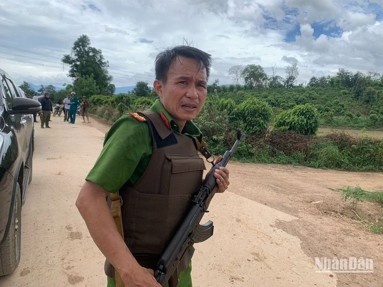 Chiến sĩ Công an đang trong quá trình truy bắt các đối tượng lẩn trốn.