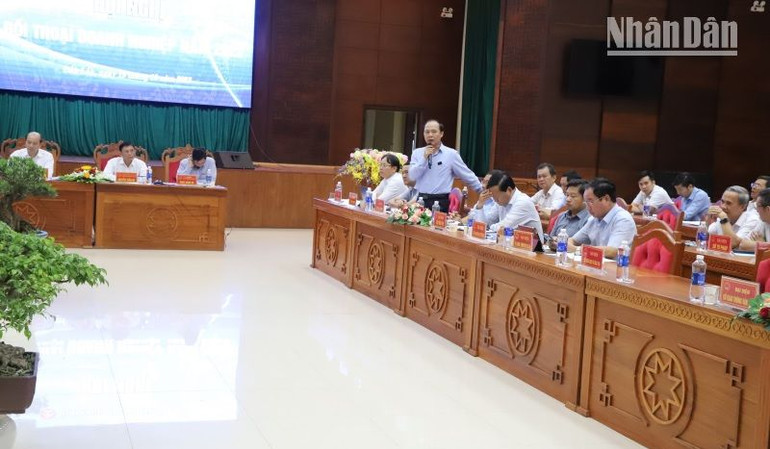 Đại diện các sở, ngành tỉnh Đắk Lắk trả lời các câu hỏi của doanh nghiệp.