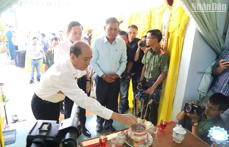 Chủ tịch Ủy ban nhân dân tỉnh Đắk Lắk Phạm Ngọc Nghị thắp hương viếng các nạn nhân trong vụ việc. Chủ tịch Ủy ban nhân dân tỉnh Đắk Lắk Phạm Ngọc Nghị thắp hương viếng các nạn nhân trong vụ việc.