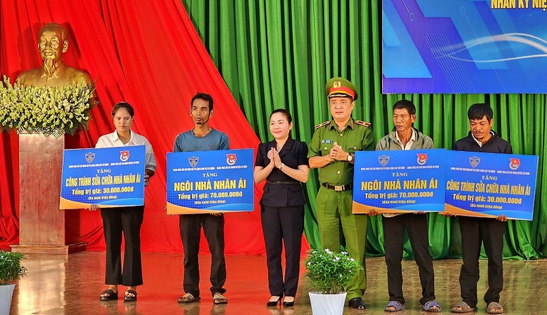 Đoàn Thanh niên cộng sản Hồ Chí Minh Bộ tư lệnh Cảnh sát cơ động và Huyện đoàn Cư Kuin tặng 2 ngôi nhà Nhân ái và sửa chữa, cải tạo 2 nhà Nhân ái cho các gia đình chính sách có hoàn cảnh khó khăn trên địa bàn huyện Cư Kuin.