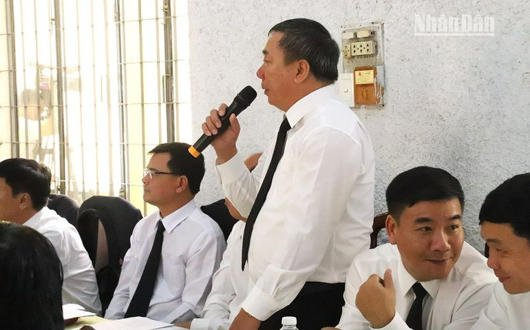 Các đại biểu đóng góp ý kiến tại buổi làm việc.