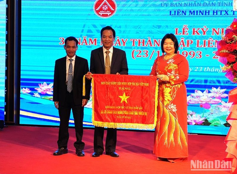 Chủ tịch Liên minh Hợp tác xã Việt Nam Cao Xuân Thu Vân trao Cờ thi đua xuất sắc năm 2022 cho lãnh đạo Liên minh Hợp tác xã tỉnh Đắk Lắk.