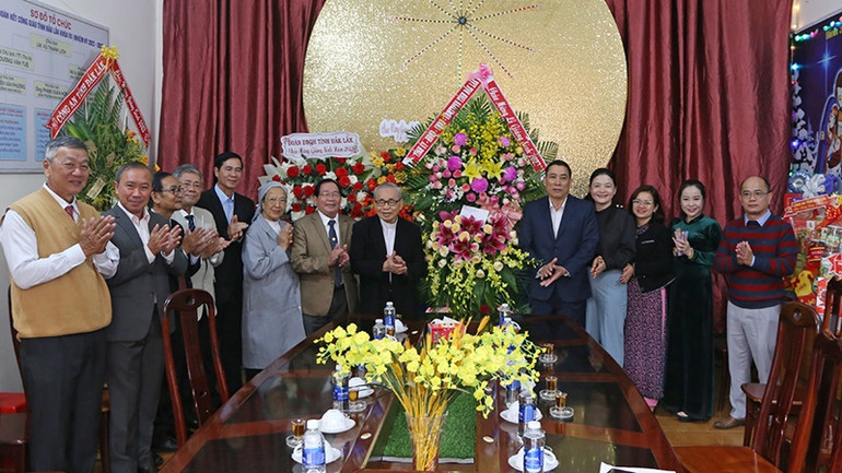 Đoàn công tác của Tỉnh ủy, Hội đồng nhân dân, Ủy ban nhân dân, Ủy ban Mặt trận Tổ quốc Việt Nam tỉnh Đắk Lắk do đồng chí Võ Văn Cảnh, Phó Chủ tịch Ủy ban nhân dân tỉnh làm Trưởng đoàn đã đến thăm, tặng quà, chúc mừng Ủy ban đoàn kết Công giáo tỉnh Đắk Lắk. (Ảnh: Tuấn Hải)