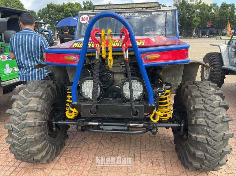 Một xe đua trang bị hệ thống dây và móc tời để phục vụ quá trình đua xe vượt địa hình hiểm trở. Một xe đua trang bị hệ thống dây và móc tời để phục vụ quá trình đua xe vượt địa hình hiểm trở.