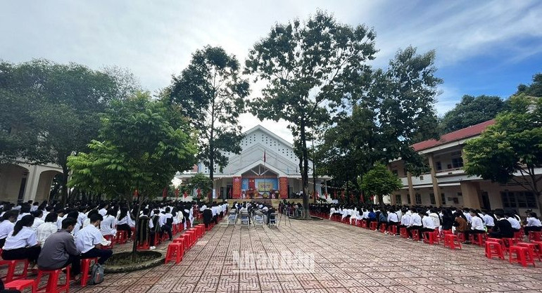 Quang cảnh buổi lễ khai giảng năm học mới Trường Trung học phổ thông Dân tộc nội trú N’Trang Lơng, tỉnh Đắk Lắk. Quang cảnh buổi lễ khai giảng năm học mới Trường Trung học phổ thông Dân tộc nội trú N’Trang Lơng, tỉnh Đắk Lắk.