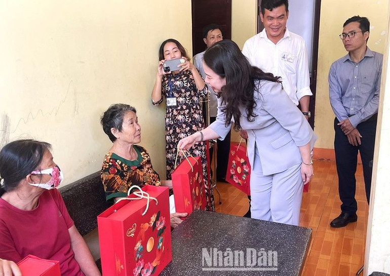 Phó Chủ tịch nước Võ Thị Ánh Xuân thăm hỏi đời sống vật chất, tinh thần và tặng quà cho các đối tượng bảo trợ xã hội đang nuôi dưỡng, chăm sóc tại Trung tâm Bảo trợ xã hội tỉnh Đắk Lắk.