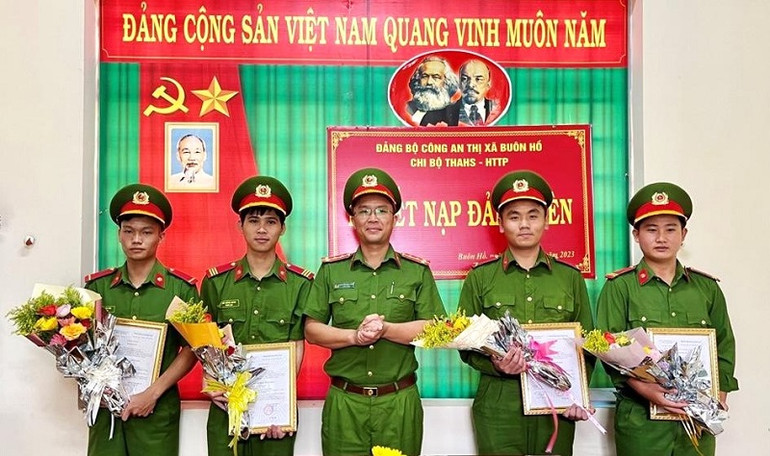 Lãnh đạo Chi bộ Thi hành án hình sự và hỗ trợ tư pháp, Đảng bộ Công an thị xã Buôn Hồ trao quyết định kết nạp Đảng và tặng hoa chúc mừng 4 đảng viên mới.