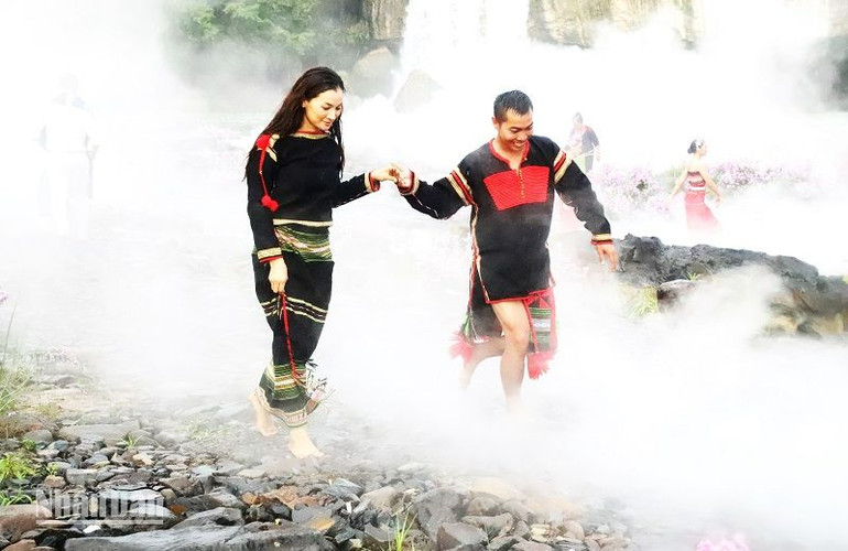 Thổ cẩm và trang phục truyền thống của dân tộc Ê đê.