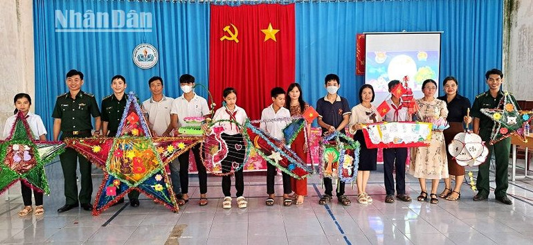 Đồn Biên phòng Ia R'vê phối hợp với các đơn vị tặng quà Trung thu cho các cháu thiếu niên, nhi đồng xã biên giới Ia R'vê, huyện Ea Súp.