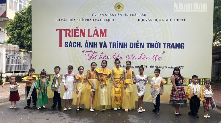 Các em thiếu niên các dân tộc trong tỉnh tham gia trình diễn thời trang “Tự hào bản sắc dân tộc” tại triển lãm và trình diễn thời trang, tạo không khí vui tươi, phấn khởi chào mừng Lễ quốc khánh 2/9.