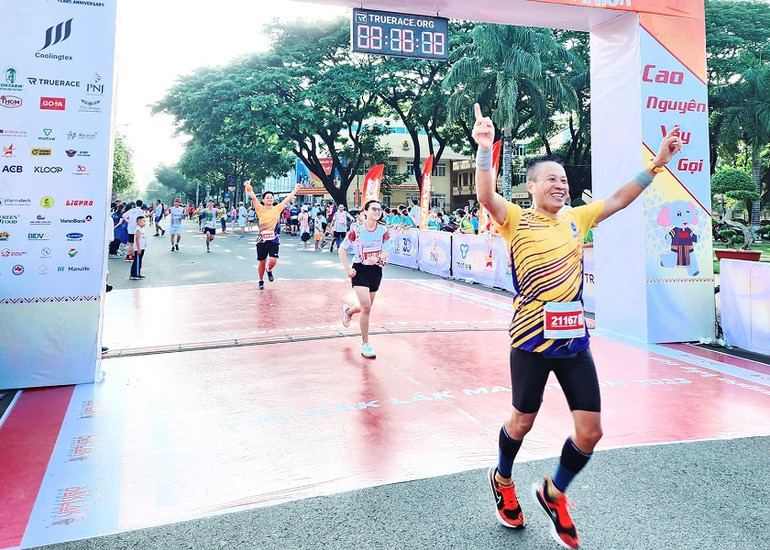 Niềm vui của các vận động viên khi về đích.