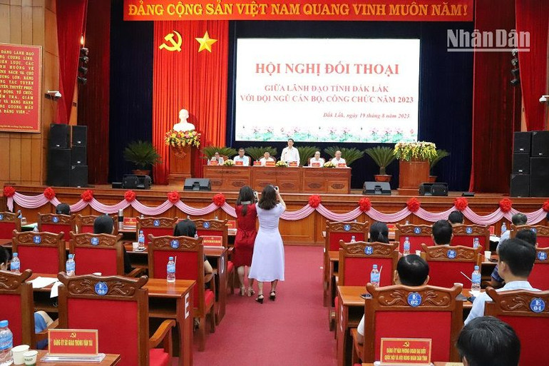 Quang cảnh buổi đối thoại giữa lãnh đạo tỉnh Đắk Lắk và cán bộ, công chức của tỉnh do Đảng ủy khối các cơ quan và doanh nghiệp tỉnh tổ chức vào ngày 19/8.